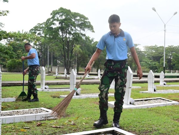 Peringati HUT ke-79 TNI AU, Lanud RSN Gelar Karya Bakti di TMP Kusuma Dharma