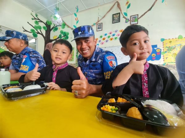 Dukung Program Pemerintah Cegah Stunting, Lanud Husein Sastranegara Bagikan Paket Makanan Bergizi