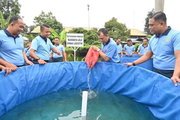 Tebar Benih Lele di Kolam Ketahanan Pangan, Lanud Husein Sastranegara Wujudkan TNI AU AMPUH untuk Indonesia
