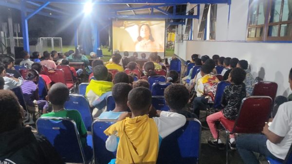 Perayaan Paskah 2025, Kodam XVIII/Kasuari Hadirkan Nobar Film “Jesus Sang Mesias” Bersama 150 Anak di Pulau Mansinam