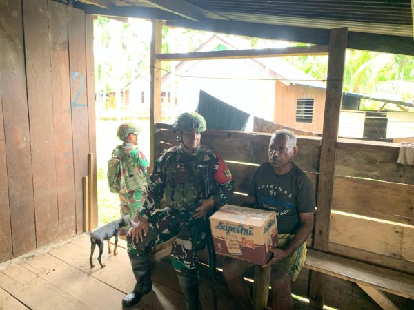 Beri Bantuan Sembako Kepada Warga Melalui Pos Naikere Satgas Yonif 642/Kps