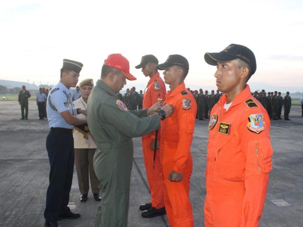 Tradisi Jelang Wingday, Danlanud Adisutjipto Sematkan Brevet Penerbang, PTTA, dan Navigator