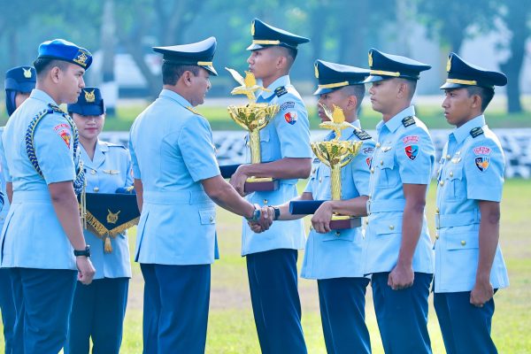 Kasau Lantik Perwira Penerbang Muda dalam Upacara Wingday di Yogyakarta