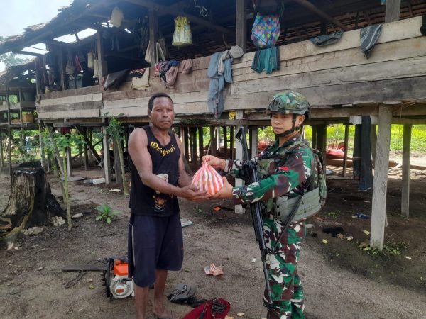 Hadir ditengah Masyarakat, Satgas Yonif 642/Kps Laksanakan Kegiatan Baksos