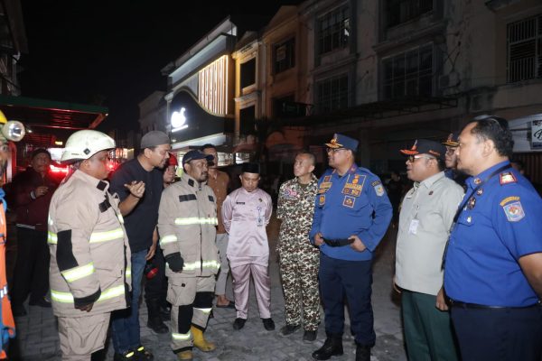 Dirjen Bina Adwil Safrizal ZA Beri Komando Langsung kepada Tim Damkar dalam Penanganan Kebakaran di Pekanbaru