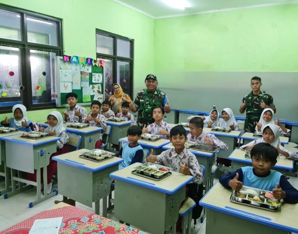 TNI AU AMPUH Salurkan Ratusan Paket Makanan Bergizi, Lanud Husein Dukung Kesehatan Siswa SDS Maleber Utara