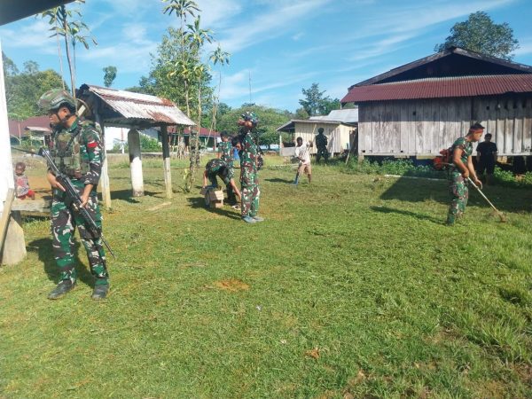 Satgas Yonif 642/Kps Bersihkan Lingkungan Sekitar Gereja