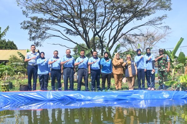 TNI AU AMPUH : Lanud Husein Sastranegara Tebar Ribuan Benih Ikan Nila