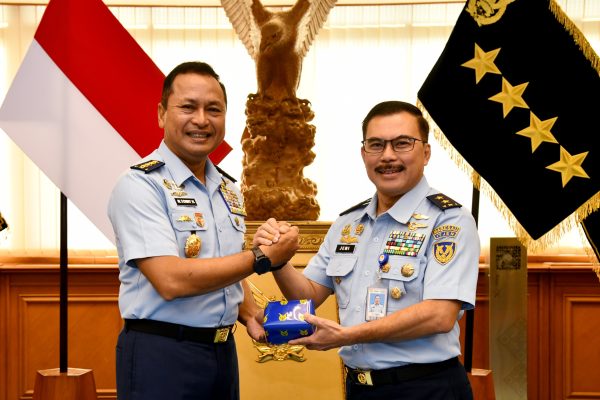 Jelang Purna Tugas, Marsda TNI Jemi Trisonjaya Serahkan Jabatan Irjenau kepada Kasau