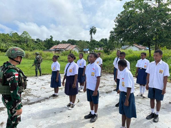 Terapkan Ilmu Disiplin, Satgas Yonif 642/Kps Ajarkan Pelatihan Baris Berbaris