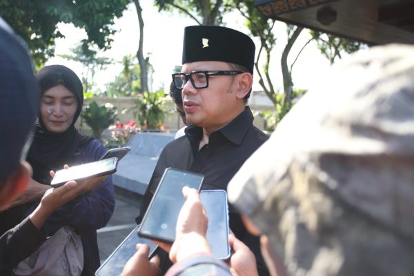 Sambangi Makam Bung Karno, Wamendagri Bima Ajak Pemda Jaga Nilai Luhur Daerah