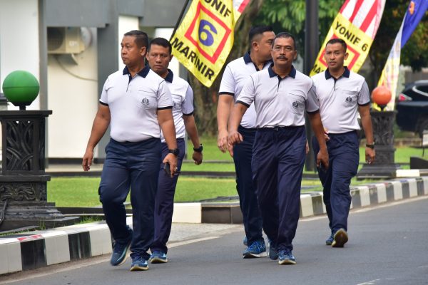 Wadankormar Bersama Pejabat Utama Mako Kormar Laksanakan Olahraga Pagi