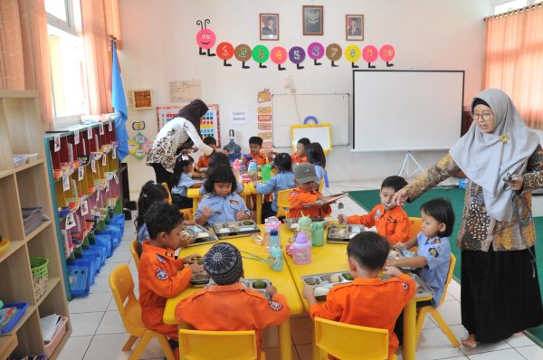 TNI AU AMPUH, Lanud Adisutjipto Distribusikan Ratusan Porsi MBG bagi Anak Usia Dini