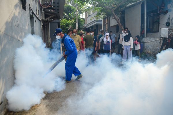 Cegah Wabah DBD, Marinir Bantu Fogging Pemukiman Warga Ciganjur