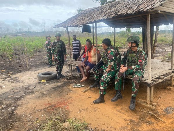 Jalin Keharmonisan Dengan Warga, Satgas Yonif 642/Kps Sambangi Warganya