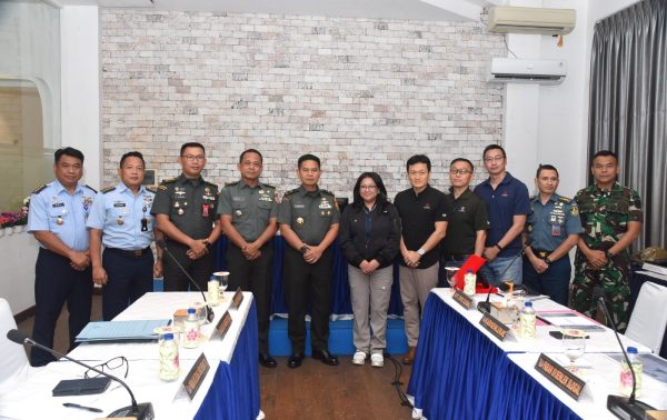 Asrena Kormar Hadiri Presentasi Night Vision Goggle Dan Aiming Laser yang Dipimpin Waaslog Panglima TNI