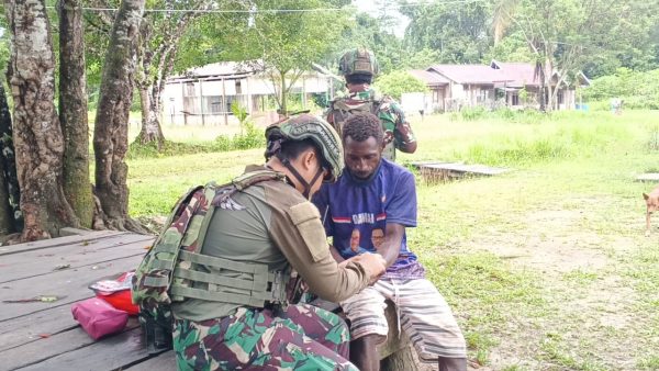 Peduli Terhadap Warga, Satgas Yonif 642/Kps Datangi Rumah Warga Laksanakan Yankes