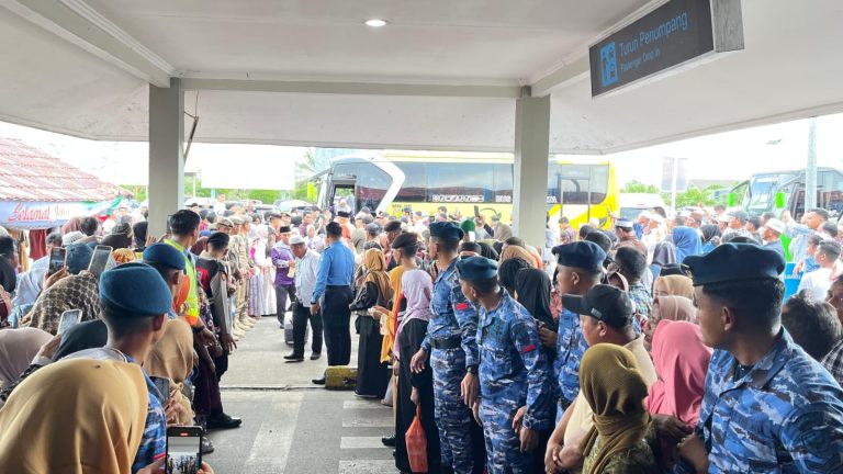 TNI AU Humanis, Personel Lanud H.AS Hanandjoeddin Amankan Keberangkatan Jemaah Haji Belitung