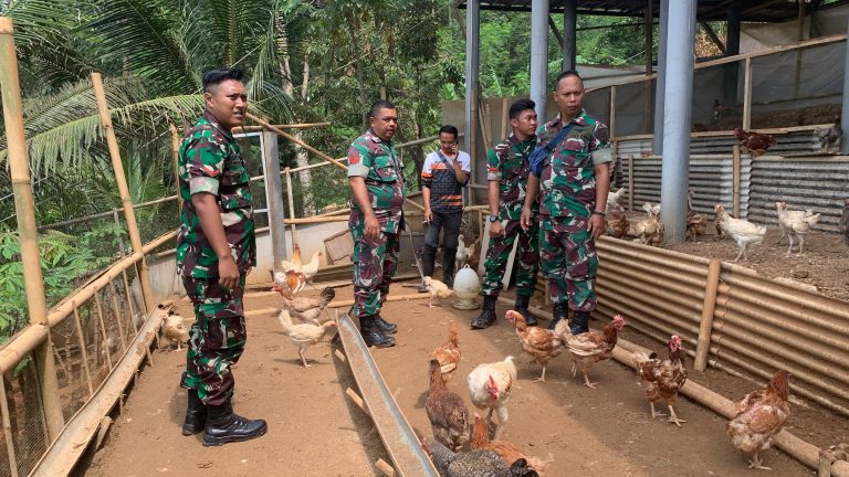 TNI AU AMPUH; Kompi Produksi Hanpangan Lanud Wiriadinata Ikuti Pelatihan Budidaya Ayam di Lemona Farm