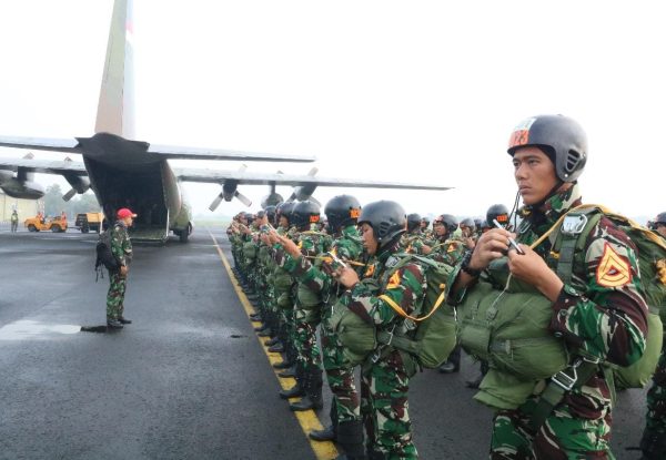 Bangun Mental Juang dan Karakter Taruna, 142 Taruna AAU Laksanakan Terjun Pertama dalam Semangat TNI AU AMPUH