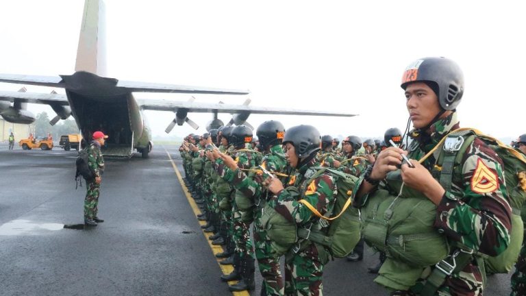 Bangun Mental Juang dan Karakter Taruna, 142 Taruna AAU Laksanakan Terjun Pertama dalam Semangat TNI AU AMPUH
