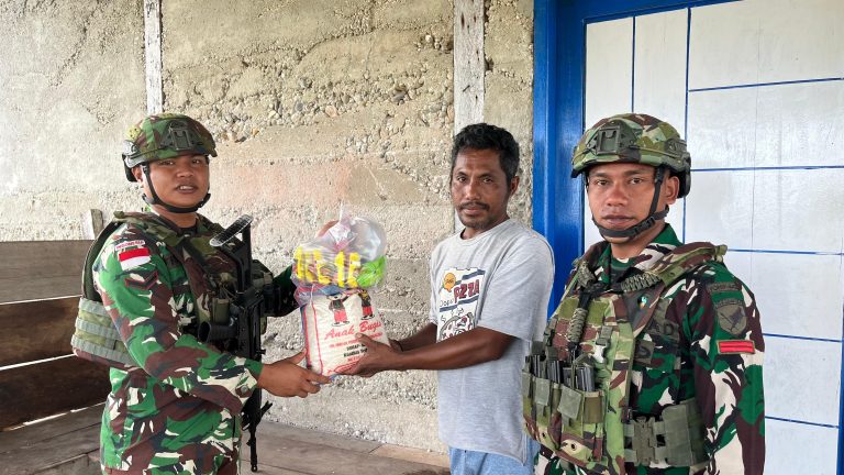 Satgas Yonif 642/Kps Bantu Warga Penuhi Kebutuhan Sehari-hari Dengan Berbagi Sembako di Kampung Warisa