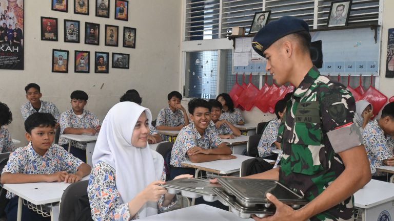 TNI AU AMPUH Peduli Generasi Bangsa, 219.000 MBG Disalurkan oleh Lanud Husein untuk Siswa