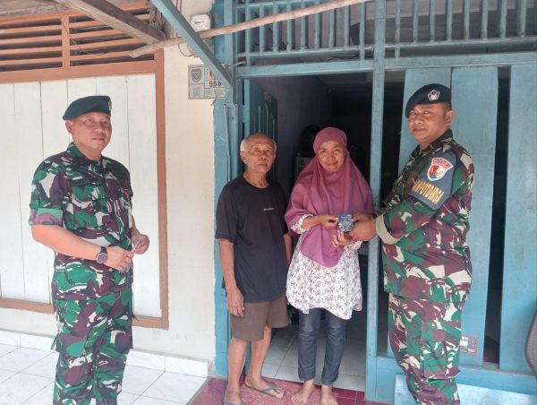 Ringankan Beban Warga, Lanud SMH Bagikan Voucher Sembako sebagai Wujud TNI AU AMPUH yang Hadir dan Peduli