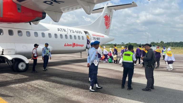 Lanud Roesmin Nurjadin Kawal Penerbangan Perdana Feeder Haji dari Rokan Hulu, Perkuat Peran Strategis TNI AU AMPUH dalam Layanan Masyarakat