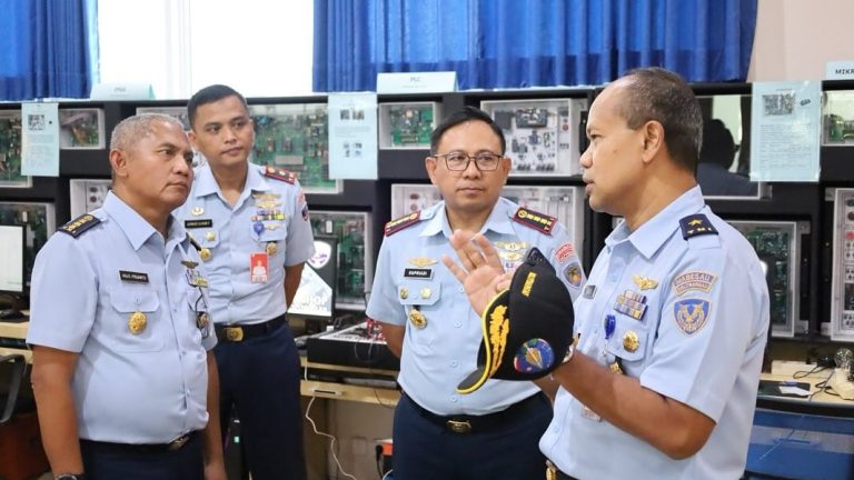 Tingkatkan Kebugaran Tubuh, Wadankormar Bersama Pejabat Utama Mako Kormar Laksanaka Olahraga Pagi