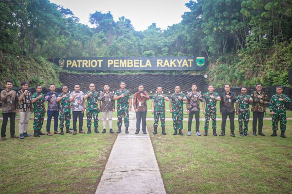 Menjalin Silaturahmi Dilapangan Tembak Lodewijk Mandatjan Pangdam Kasuari dan Pimpinan Pertamina Papua/Maluku