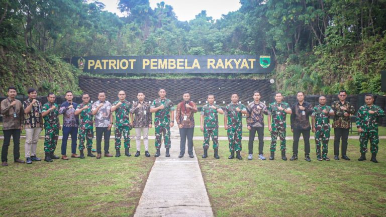 Menjalin Silaturahmi Dilapangan Tembak Lodewijk Mandatjan Pangdam Kasuari dan Pimpinan Pertamina Papua/Maluku
