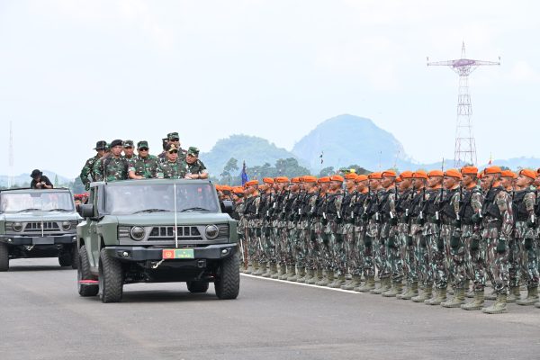 Kasau Dampingi Panglima TNI Tinjau Gladi Upacara Tradisi Kehormatan Militer