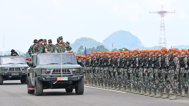 Kasau Dampingi Panglima TNI Tinjau Gladi Upacara Tradisi Kehormatan Militer