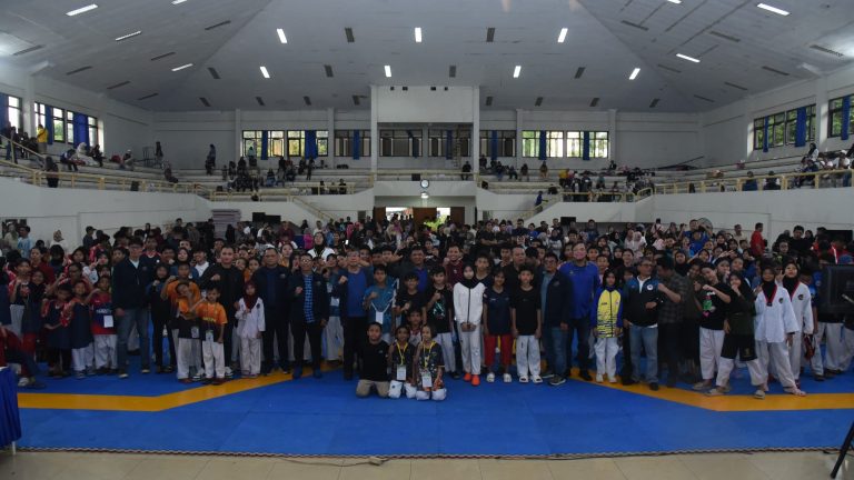 Asrena Kormar Dampingi Staf Khusus Panglima TNI Tutup Kejuaraan Taekwondo