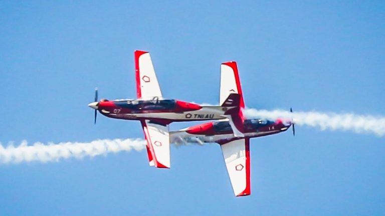 LIMA 2025, Jupiter Aerobatic Team Tampilkan Manuver Ekstrem pada Latihan Kedua