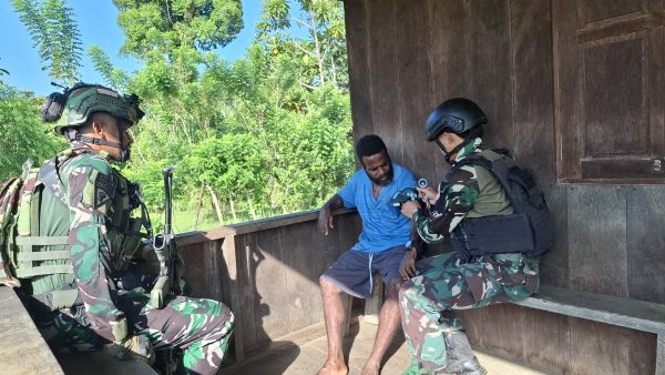 Satgas Yonif 642/Kps Tingkatkan Kualitas Kesehatan di Pedalaman Papua