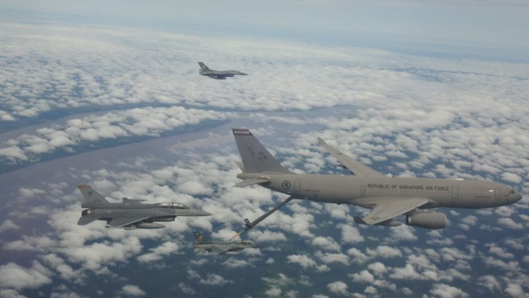 Penerbang F-16 Lanud RSN Sukses Jalankan Misi AAR, Tunjukkan Profesionalisme TNI AU AMPUH di Latma Elang Indopura XXIII/25