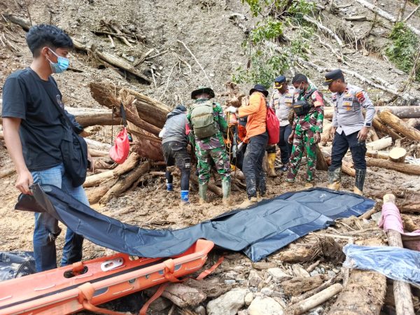 Tim Gabungan TNI-Polri, Basarnas dan BPBD Pegaf, Gerak Cepat Temukan 6 Korban Banjir