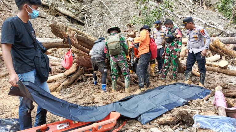Tim Gabungan TNI-Polri, Basarnas dan BPBD Pegaf, Gerak Cepat Temukan 6 Korban Banjir