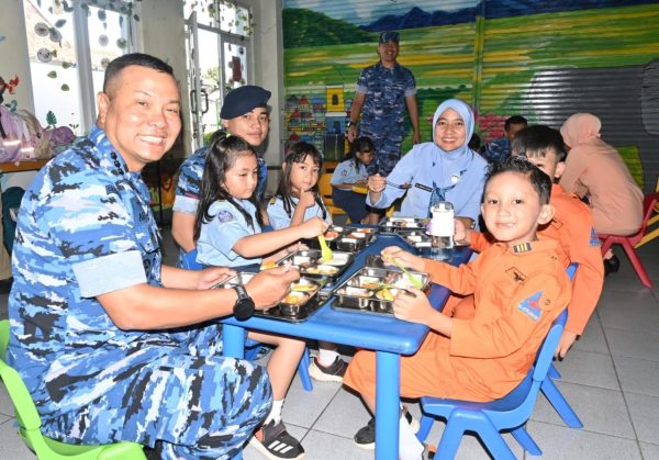 Wujud Kepedulian TNI AU AMPUH, Danlanud Husein Sastranegara Tinjau Distribusi Makan Bergizi Gratis di Sekolah Wilayah Cicendo