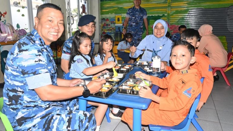 Wujud Kepedulian TNI AU AMPUH, Danlanud Husein Sastranegara Tinjau Distribusi Makan Bergizi Gratis di Sekolah Wilayah Cicendo