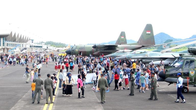 Open Base Lanud Sam Ratulangi, TNI AU AMPUH Perkenalkan Alutsista dan Tanamkan Semangat Kedirgantaraan