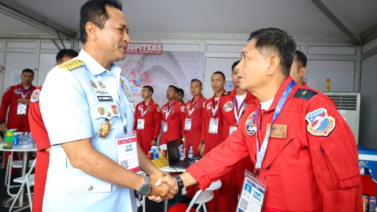 Kasau Beri Semangat dan Saksikan Aksi Jupiter Aerobatic Team di LIMA 2025