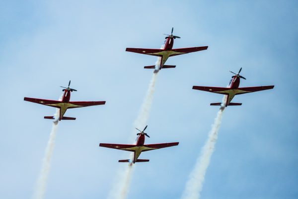 Aksi Spektakuler JAT, Tim Aerobatik Kebanggaan TNI AU, Pukau Ribuan Penonton di Pembukaan LIMA 2025