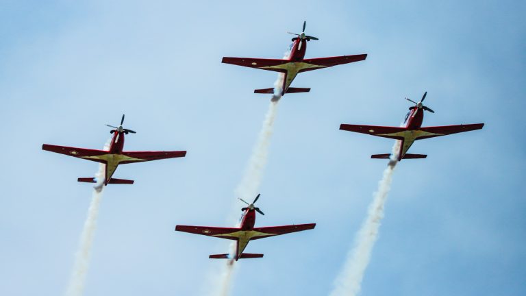 Aksi Spektakuler JAT, Tim Aerobatik Kebanggaan TNI AU, Pukau Ribuan Penonton di Pembukaan LIMA 2025