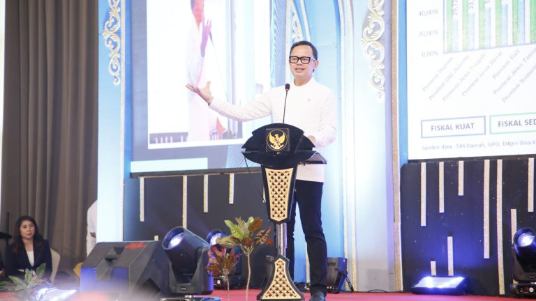 Wamendagri Bima Arya Tekankan Peran Penting Pemda Dukung Pertumbuhan Ekonomi Nasional