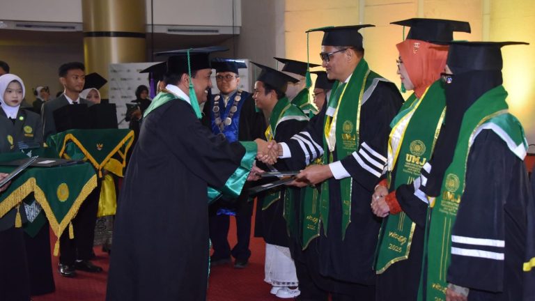 Perwira Menengah TNI AU Raih Gelar Doktor Terbaik di UMJ