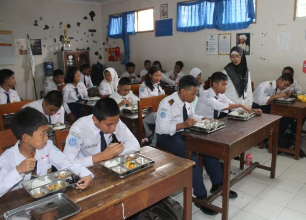 Lanud Adisutjipto Distribusikan 145.000 Porsi Makanan Bergizi untuk Pelajar di 15 Sekolah