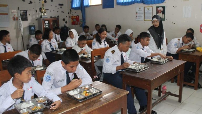 Lanud Adisutjipto Distribusikan 145.000 Porsi Makanan Bergizi untuk Pelajar di 15 Sekolah